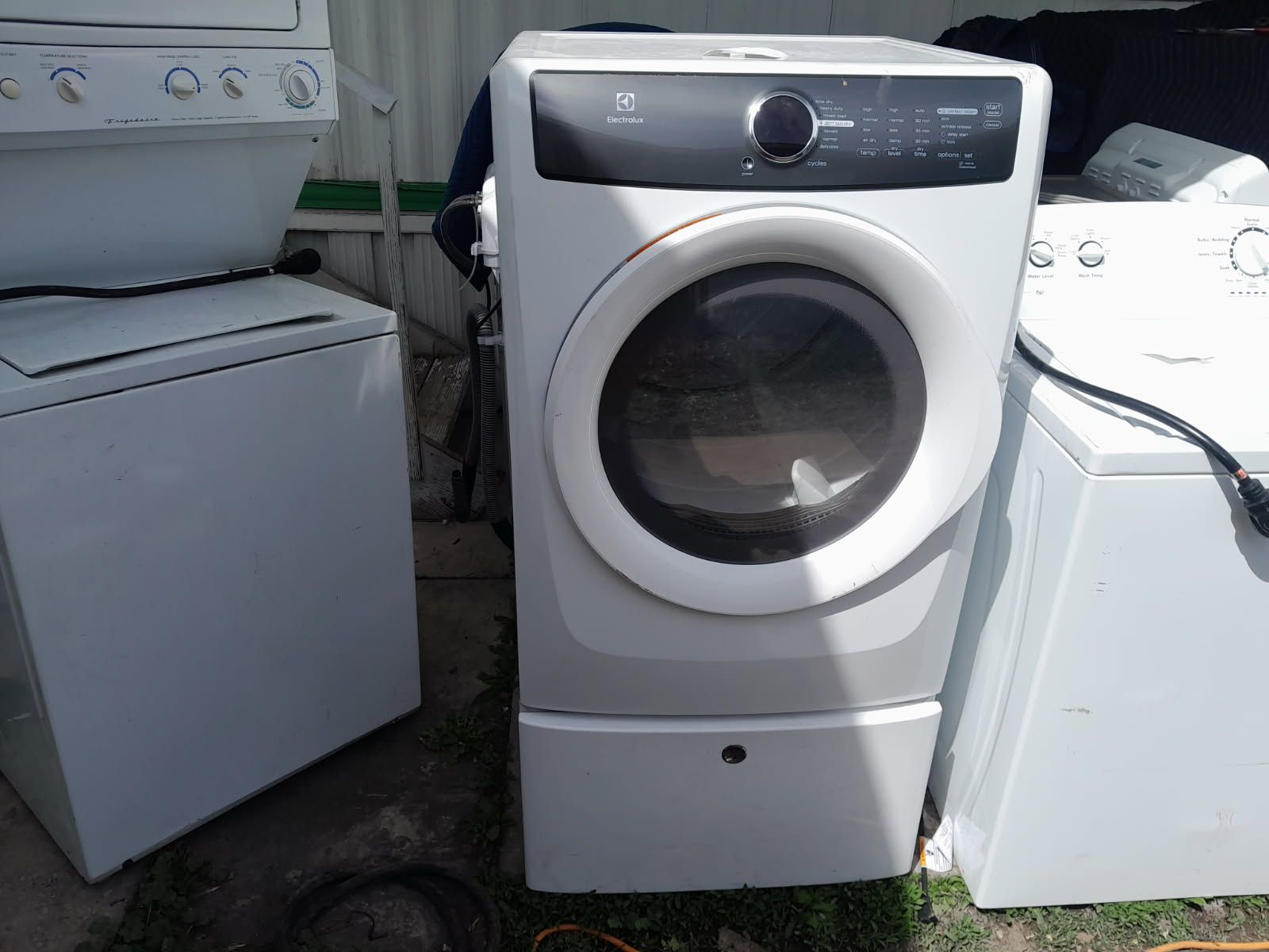 Nice Electrolux Electric Dryer with Pedestal