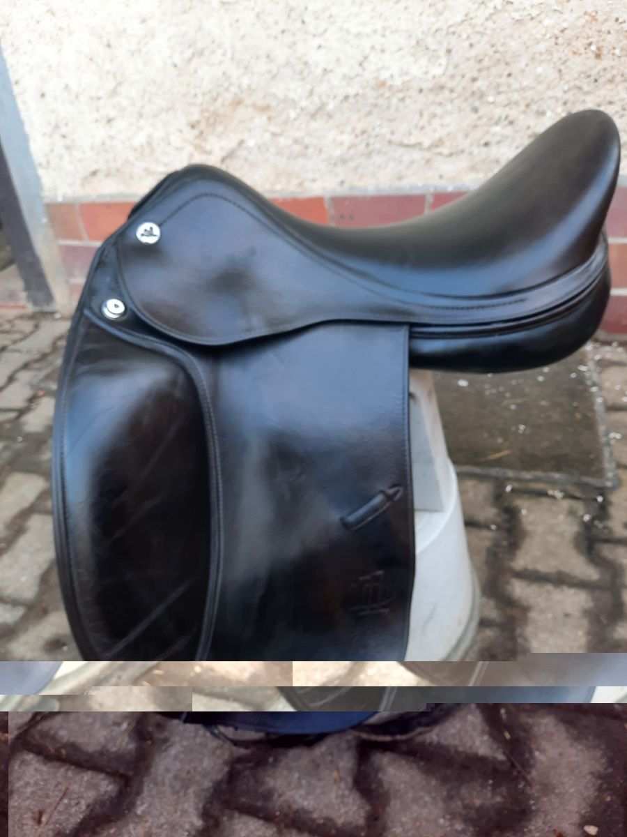 Prestige Dressage Saddle, Size 17, Hole 33, M D1