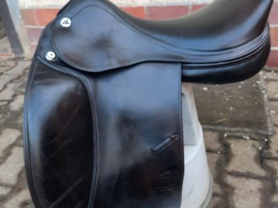 Prestige Dressage Saddle, Size 17, Hole 33, M D1