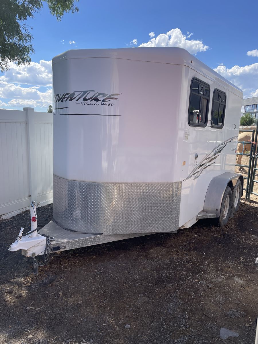 Almost new 2018 trails west 2 horse trailer 