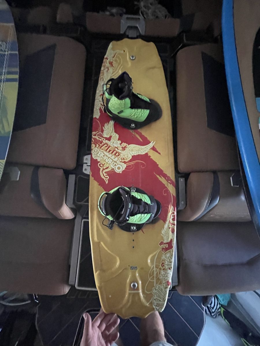 Beginner wake board with bindings