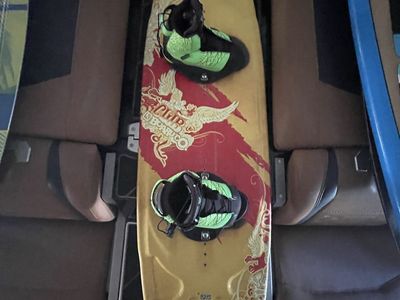 Beginner wake board with bindings