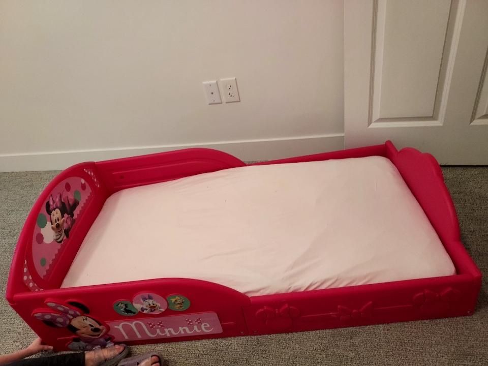 Girl toddler girl/minnie mouse bed with matress