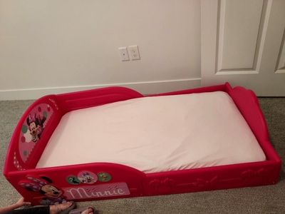 Girl toddler girl/minnie mouse bed with matress