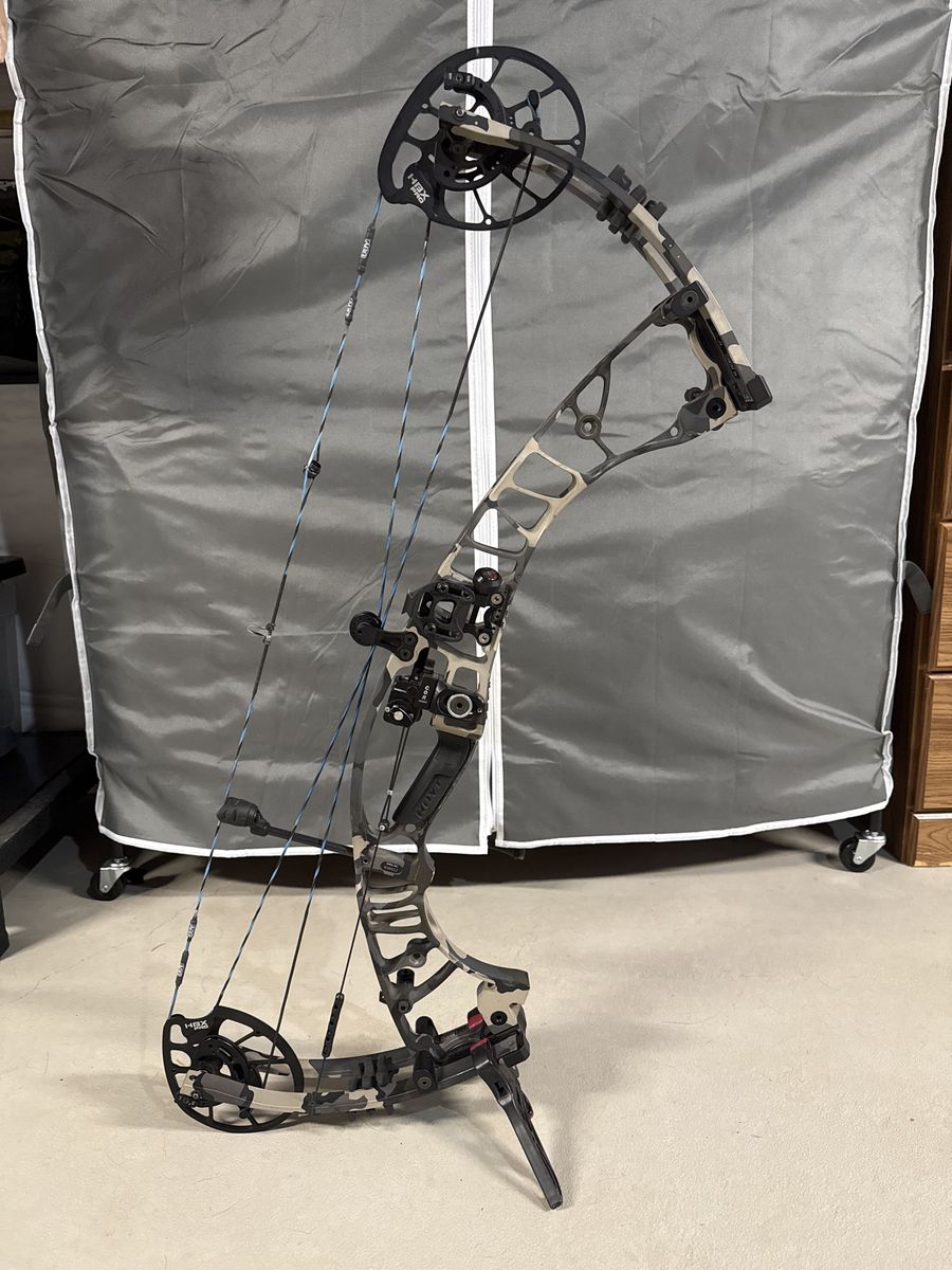 Hoyt Ventum Pro 70-80# Compound Bow - Vias Camo, 28.5" Draw w/,Epsilon Rest
