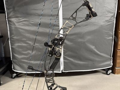 Hoyt Ventum Pro 70-80# Compound Bow - Vias Camo, 28.5" Draw w/,Epsilon Rest