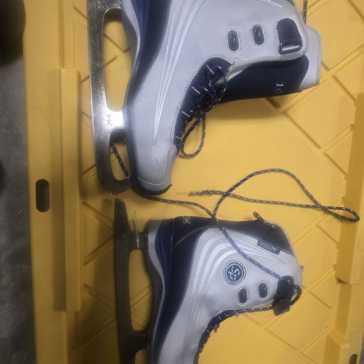 CCM ice skates kids /junior size 5 lightly used
