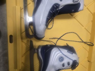 CCM ice skates kids /junior size 5 lightly used