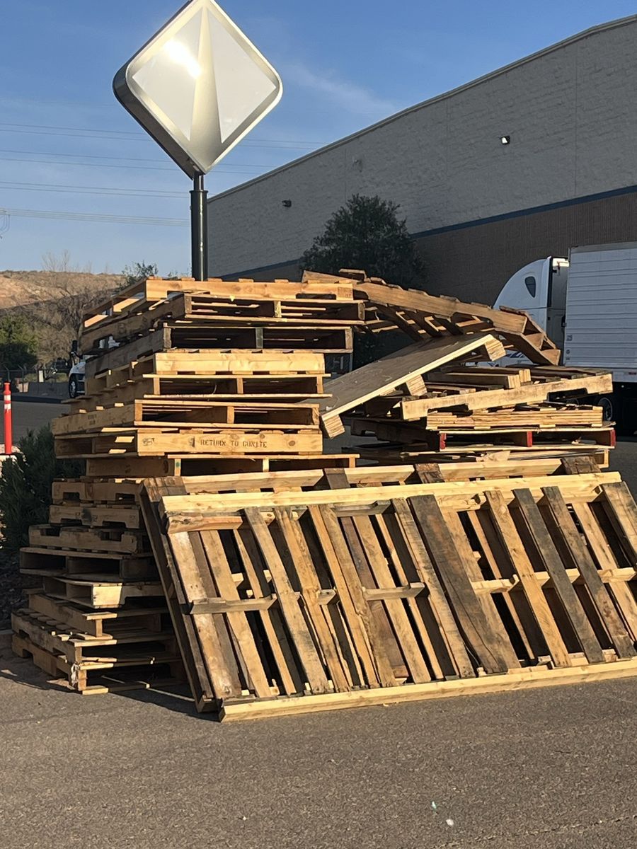 FREE WOOD PALLETS Assorted Used Wooden Pallets - Mixed Sizes, Stackable