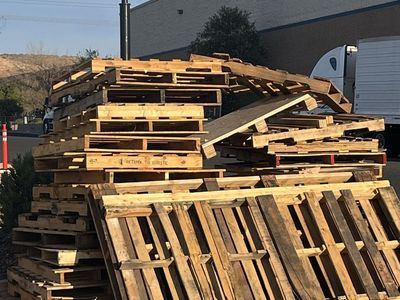 FREE WOOD PALLETS Assorted Used Wooden Pallets - Mixed Sizes, Stackable