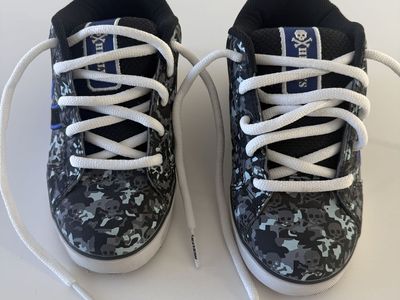 Boys or Girls Heelys Youth Size 3 EUC worn 2x