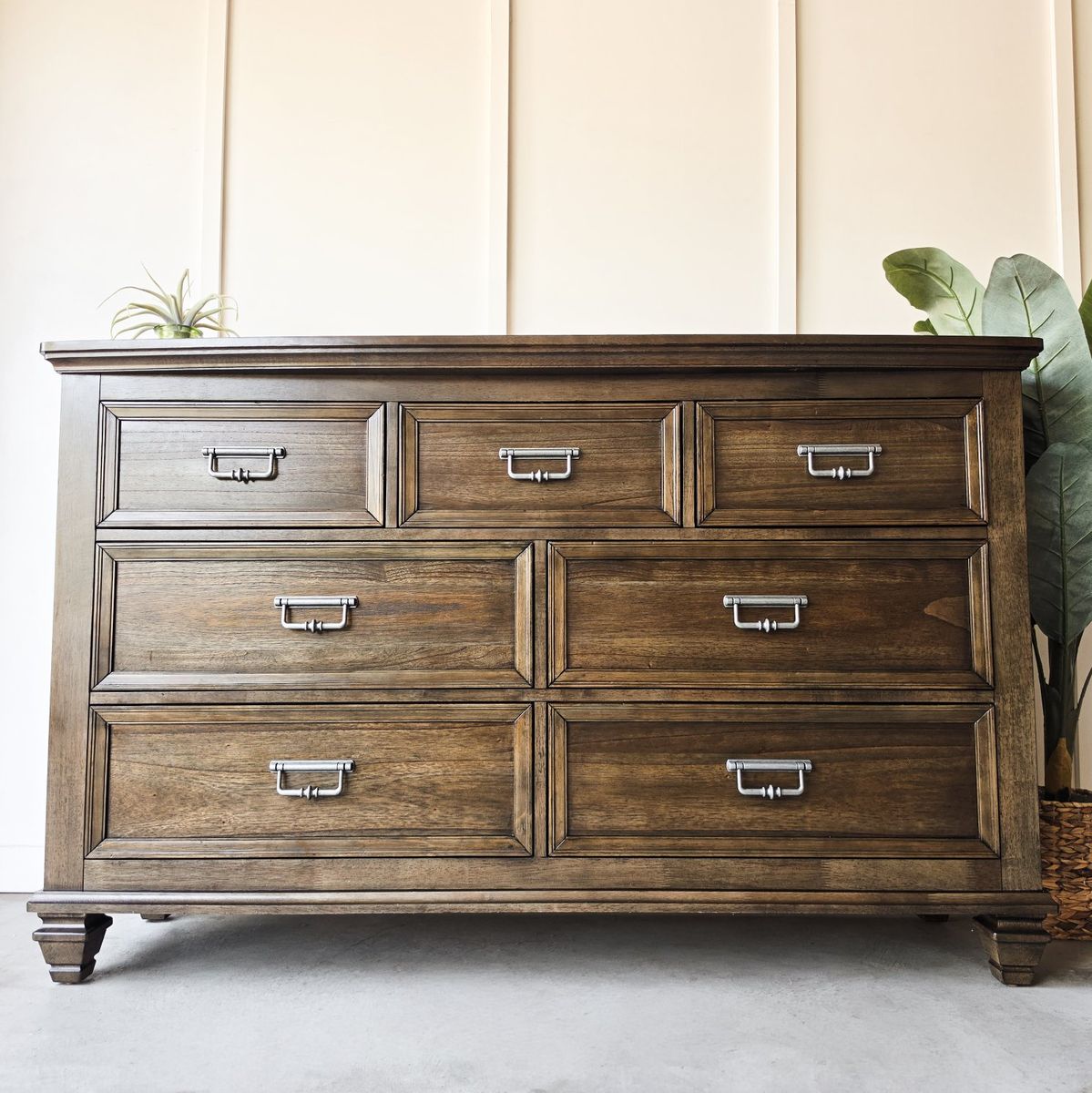 *FREE DELIVERY* Beautiful Modern Dresser!