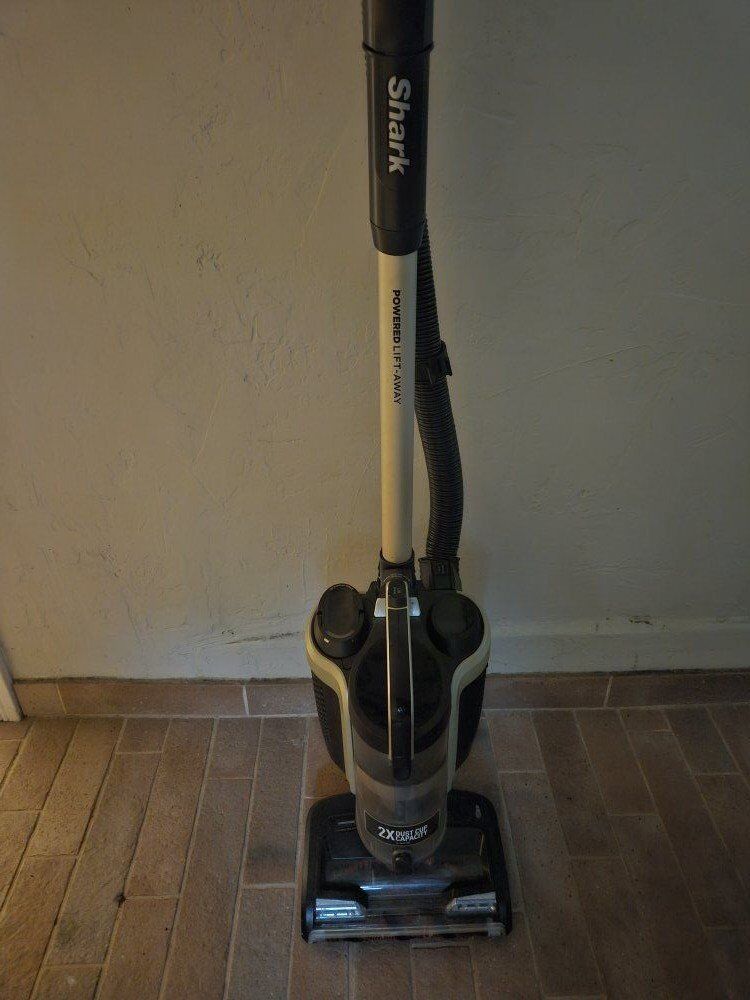 Shark battery powered Vaccum