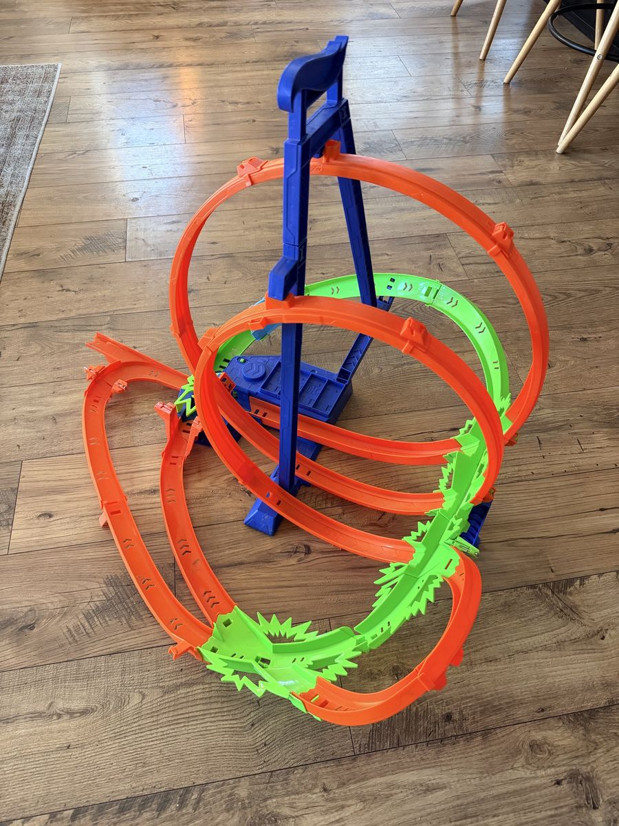 Hot wheels loop track