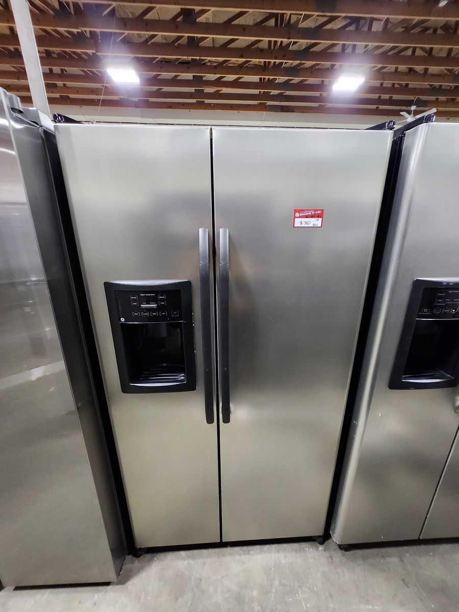 NICE GE STAINLESS STEEL SIDE BY SIDE FRIDGE! W-WARRANTY