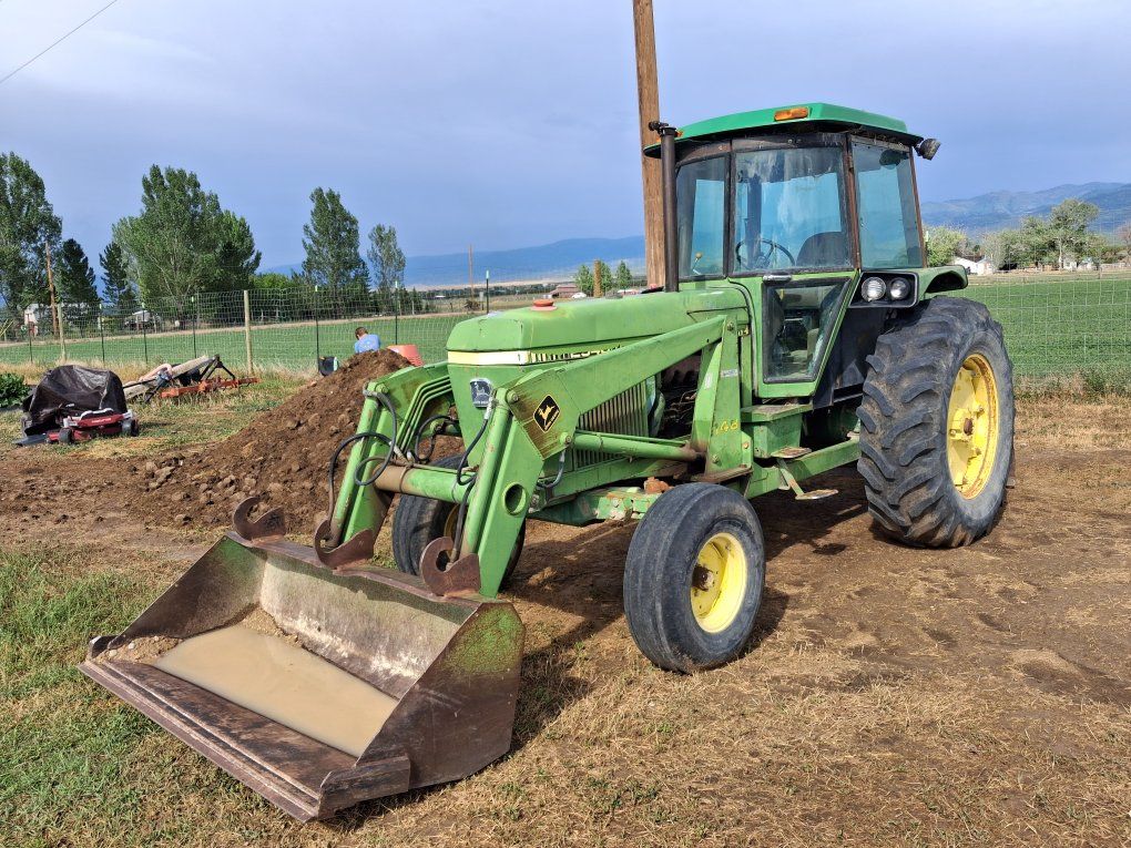 John Deere 2940 tractor with bucket