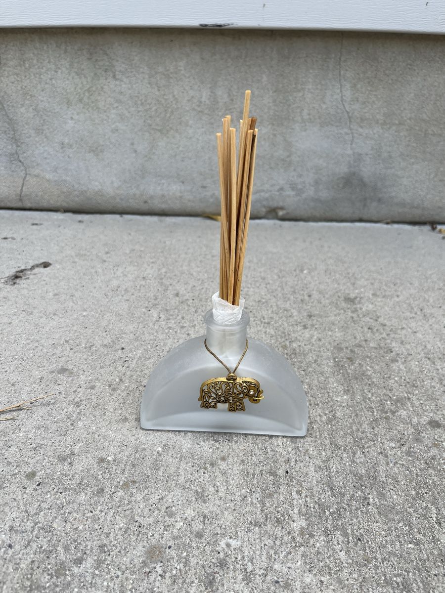 Frosted Glass Reed Diffuser Bottle with Elephant Charm Accent