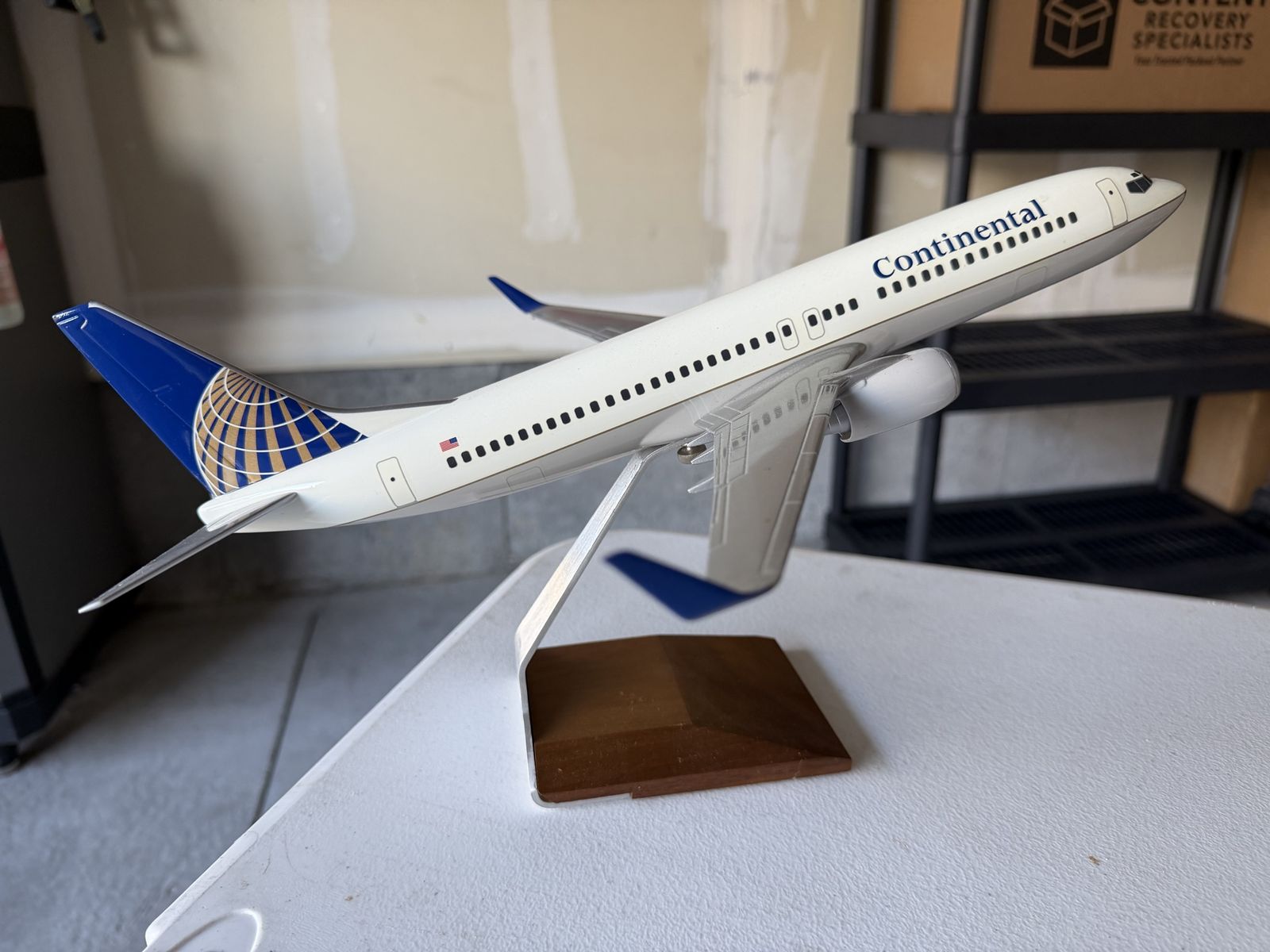 PacMin Continental Airlines Model Airplane Display with Wood Stand