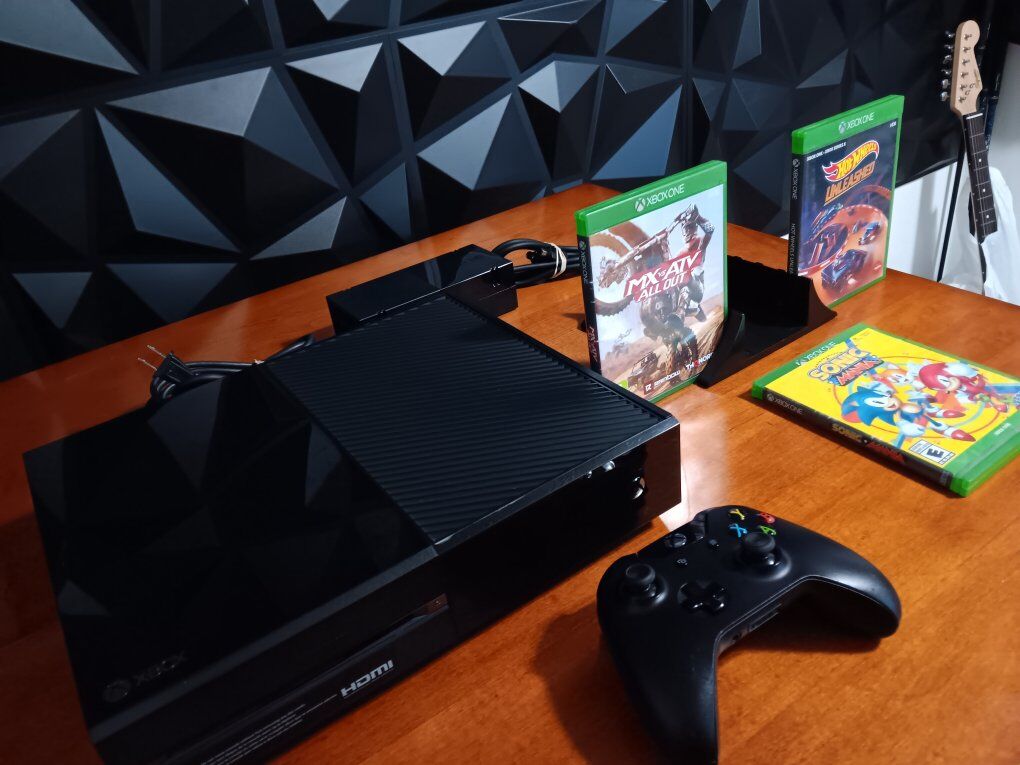 Microsoft Xbox One 1540 500GB Console, Controller,