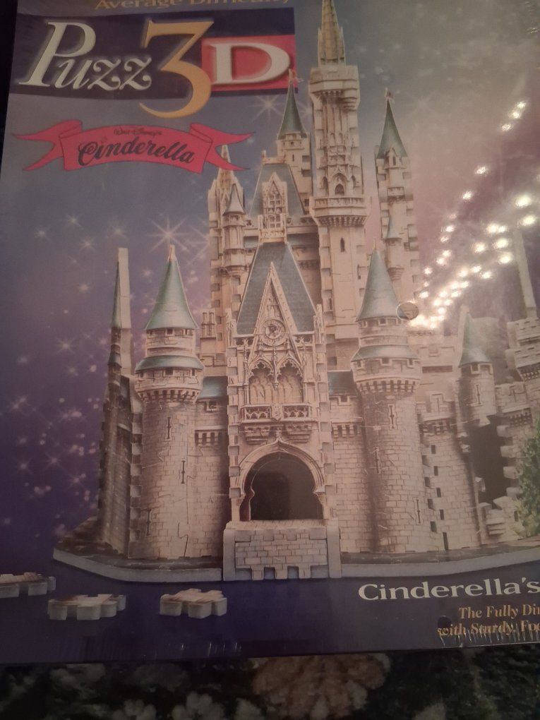Walt Disney Cinderella's Castle 530 Piece 3D puzzoe