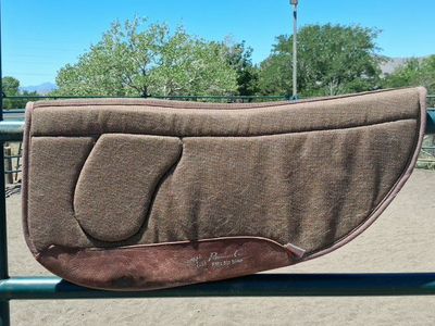Barrel saddle pad