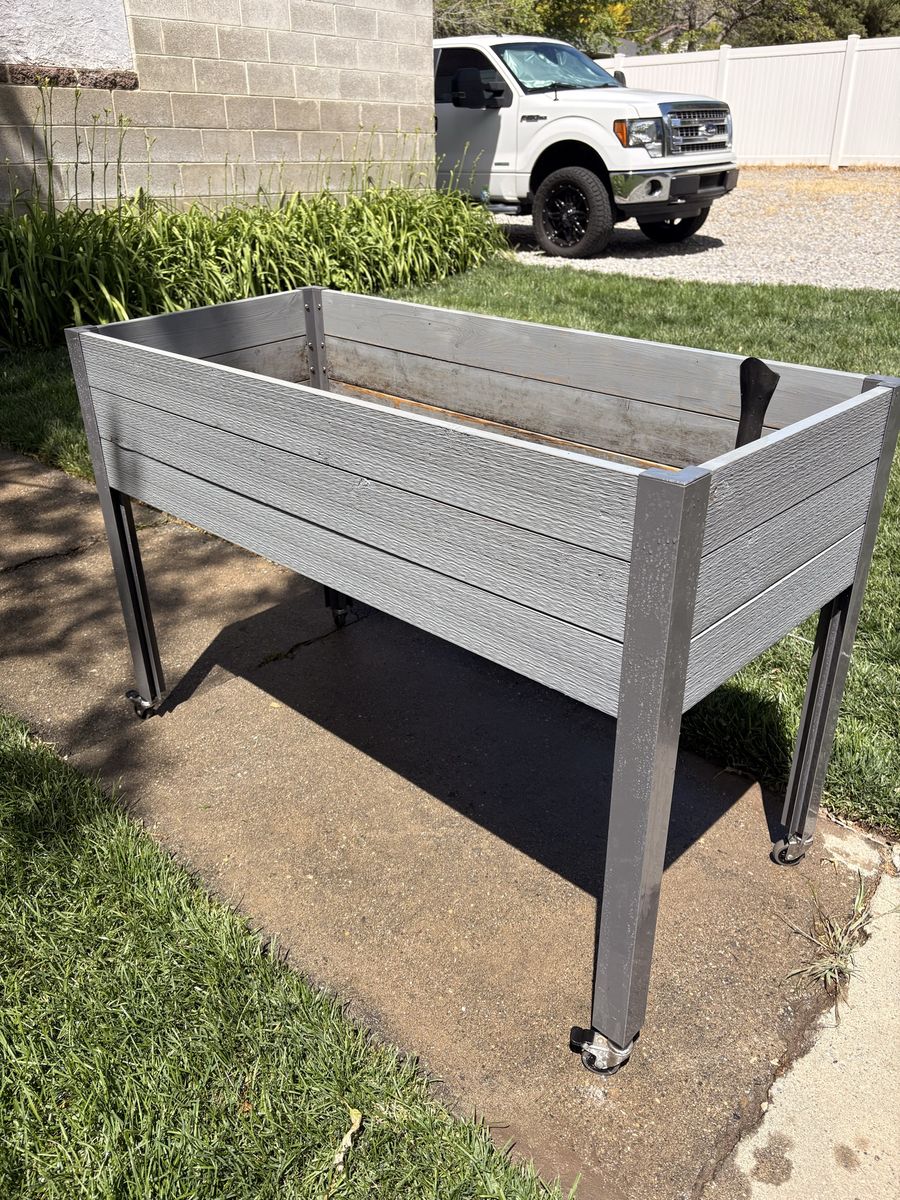 Raised garden bed