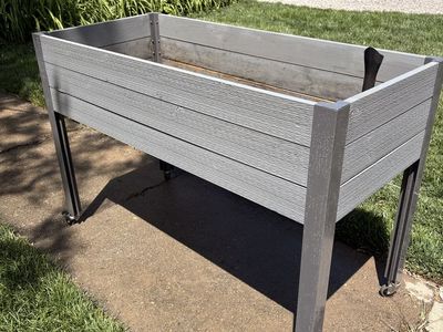 Raised garden bed