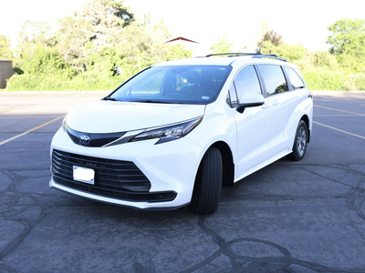 2025 Toyota Sienna LE 8-Passenger