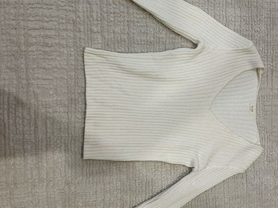 Brandy Melville White V-Neck Long Sleeve Ribbed Knit Sweater Top