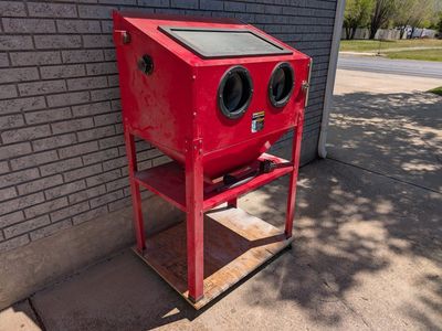 Floor sandblasting cabinet