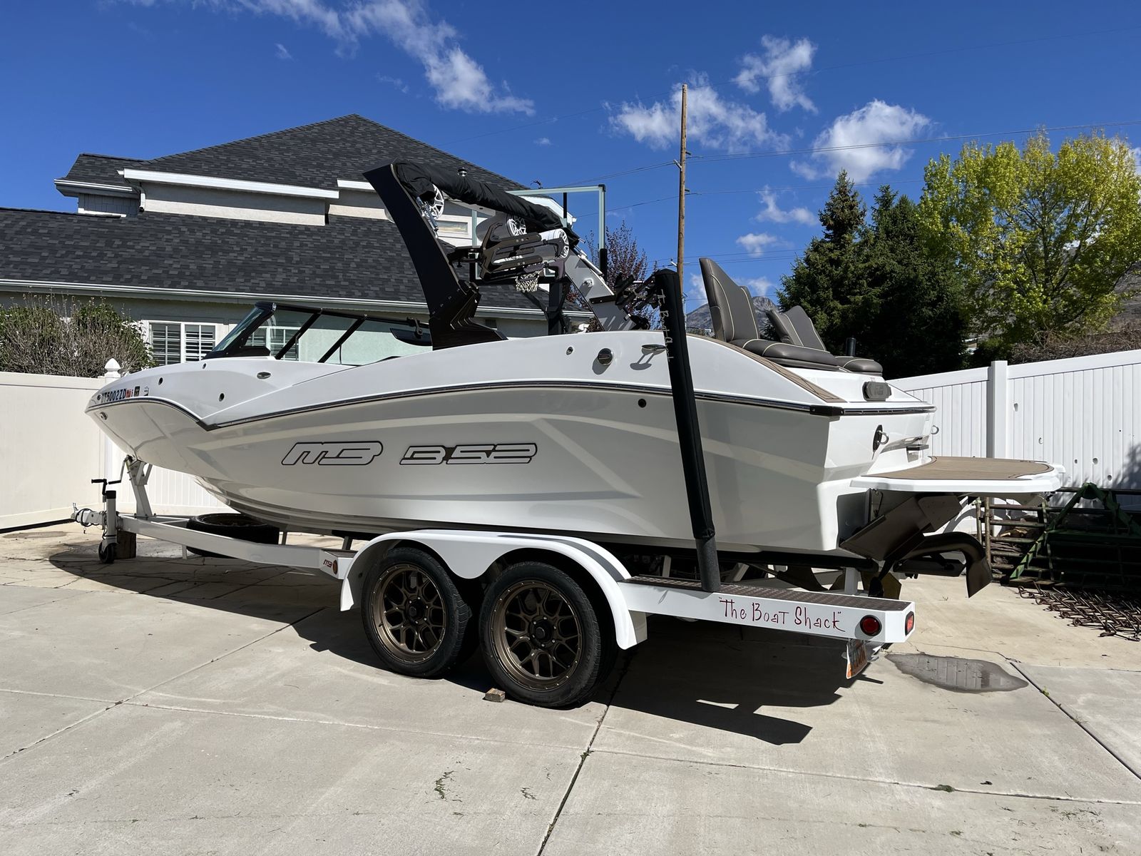 2022 MB B52 Alpha 23’