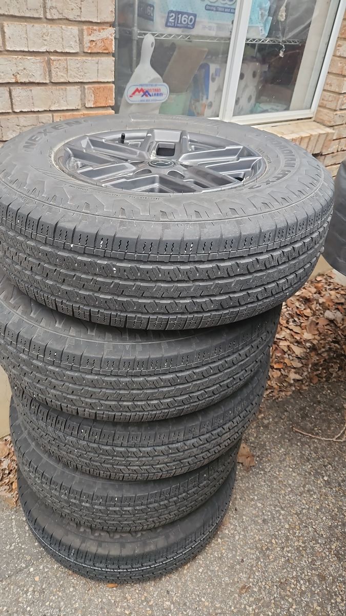 5 Nexon tires with rims like new,  great tread