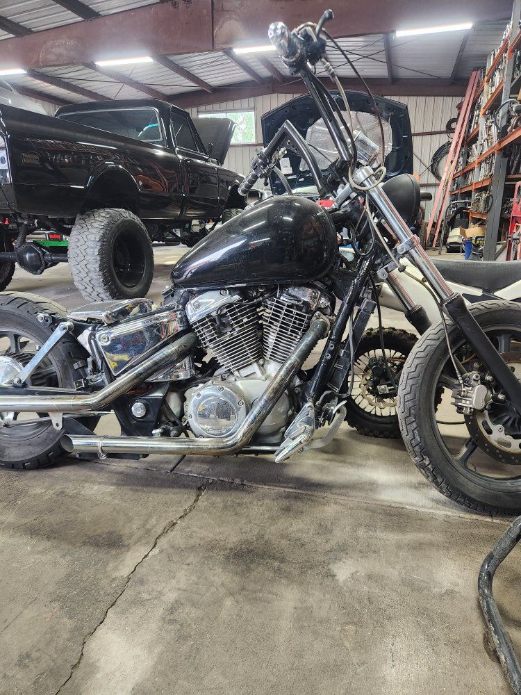 Honda VT 1100cc 1998 Custom Chopper Motorcycle Project Bobber Ape Hangers Black.Not running.good title.no seat or rear fender.