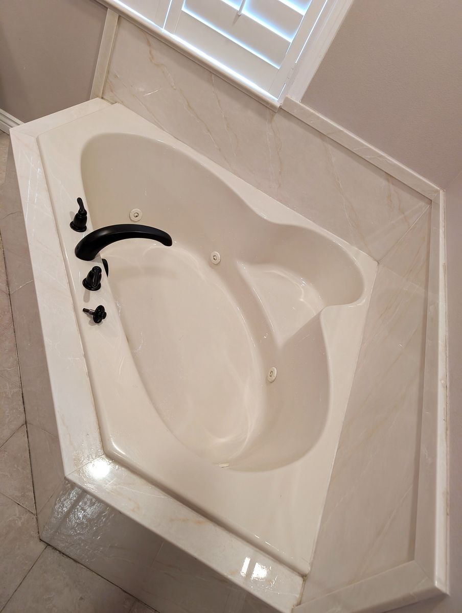 82" x 57" Large Whirlpool/Jetted Bathtub – Excellent Condition