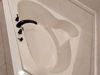 82" x 57" Large Whirlpool/Jetted Bathtub – Excellent Condition