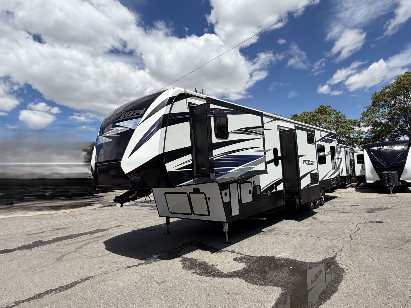 King Bed, Sleeps 8, 1.5 Bath, 4 Season, Solar, 2018 Keystone Fuzion 417 like: Vortex, Fuzion, Raptor, Momentum Dutchmen