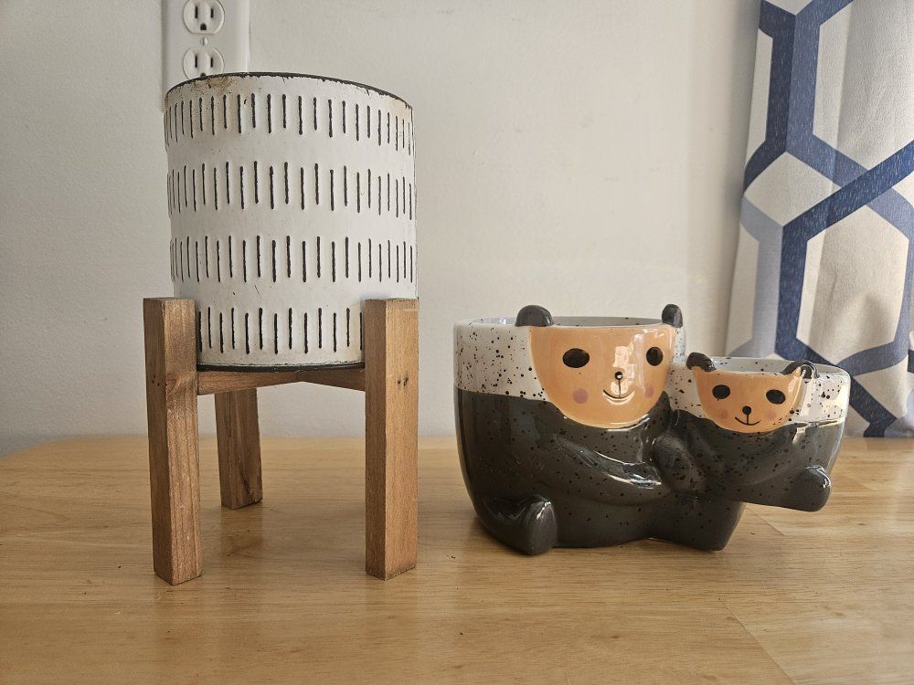 Planter Set: White Dash Pattern on Wooden Stand & Adorable Bear Family Planter