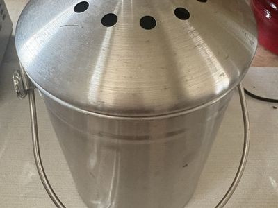 Stainless Steel Countertop Compost Bin with Vented Lid and Handle