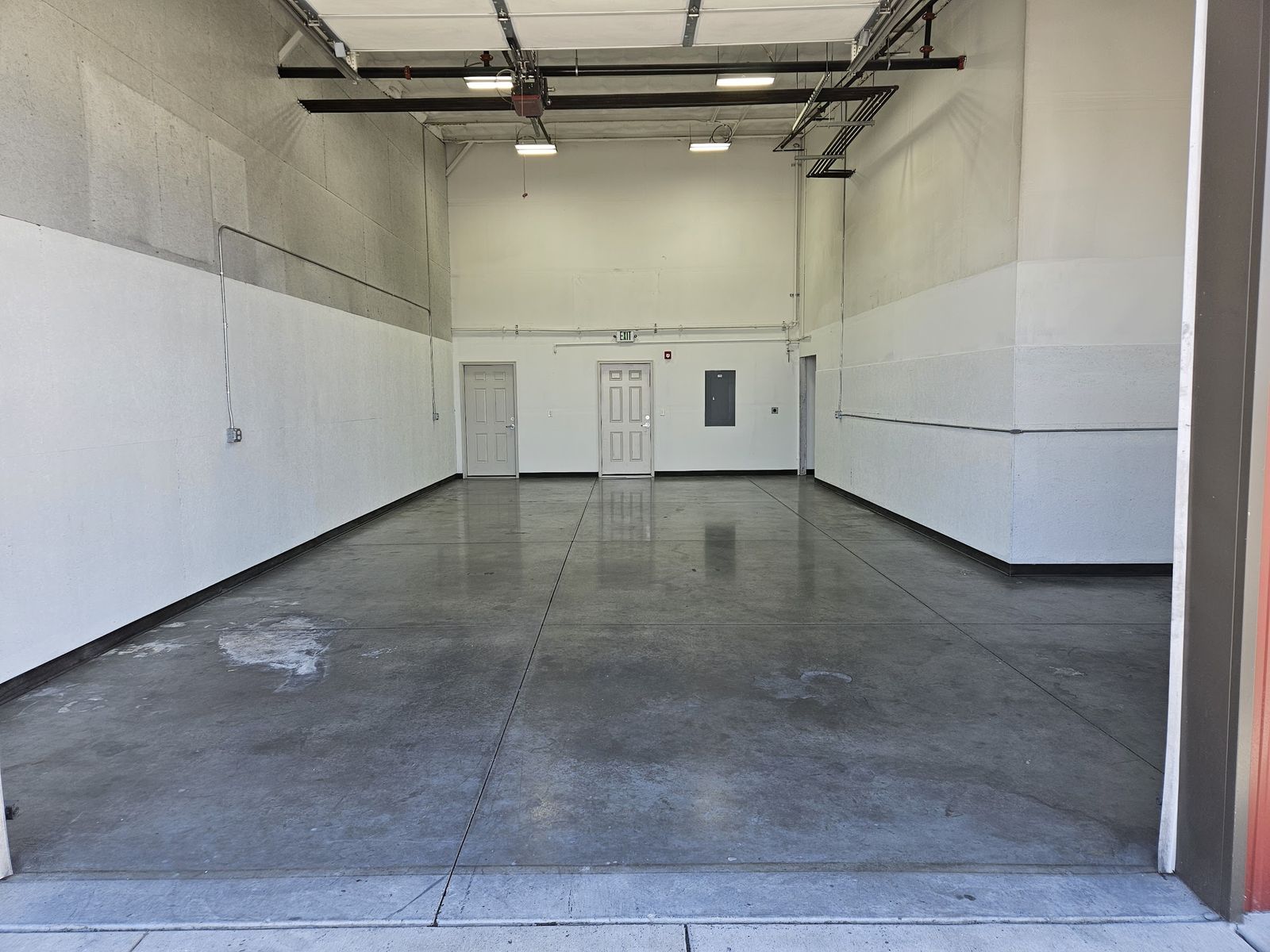 Main image 6