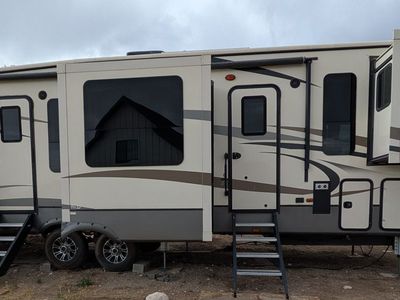 2016 Montana 5th Wheel Spacious Luxury Fifth Wheel Travel Trailer with Residential Kitchen and Island
