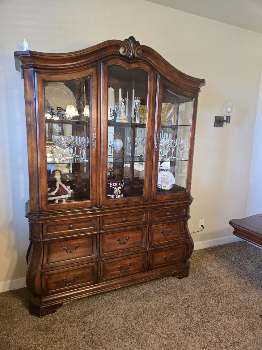 Dining table set with (6) chairs and hutch
Dining