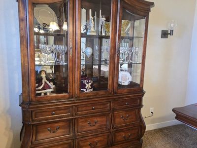 Dining table set with (6) chairs and hutch
Dining