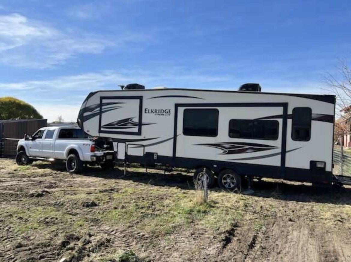 2017 Heartland Elkridge Xtreme Light E295 Fifth Wheel - Sleeps 8, 4-Season, Auto-Level