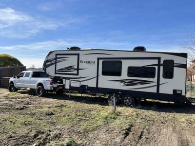 2017 Heartland Elkridge Xtreme Light E295 Fifth Wheel - Sleeps 8, 4-Season, Auto-Level