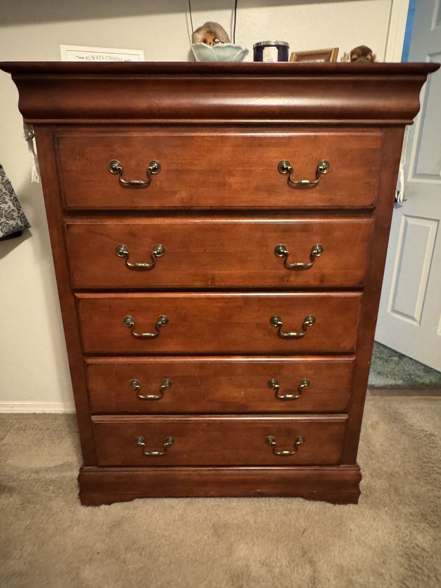 Classic Dark Wood 5-Drawer Dresser/ 6-Drawer Chest - Solid Wood