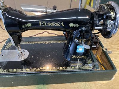 Vintage Goodhouskeeper Eureka Deluxe sewing machine w/case