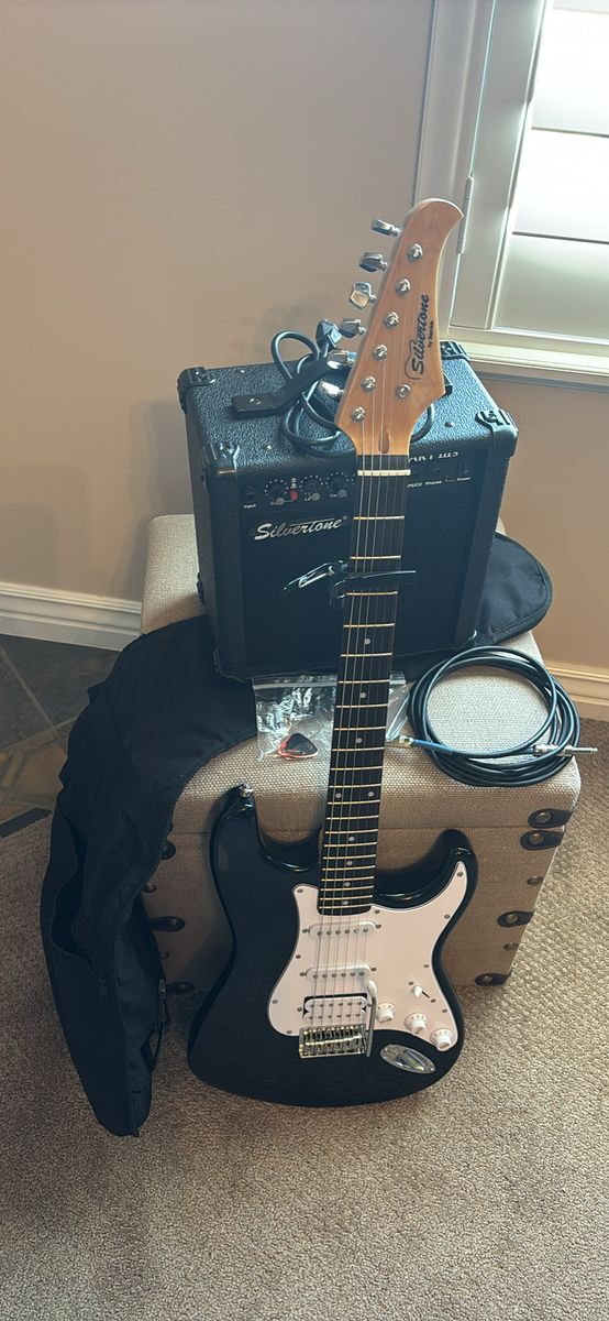 Silvertone Electric Guitar Package w/Amp & Accessories - Complete Bundle