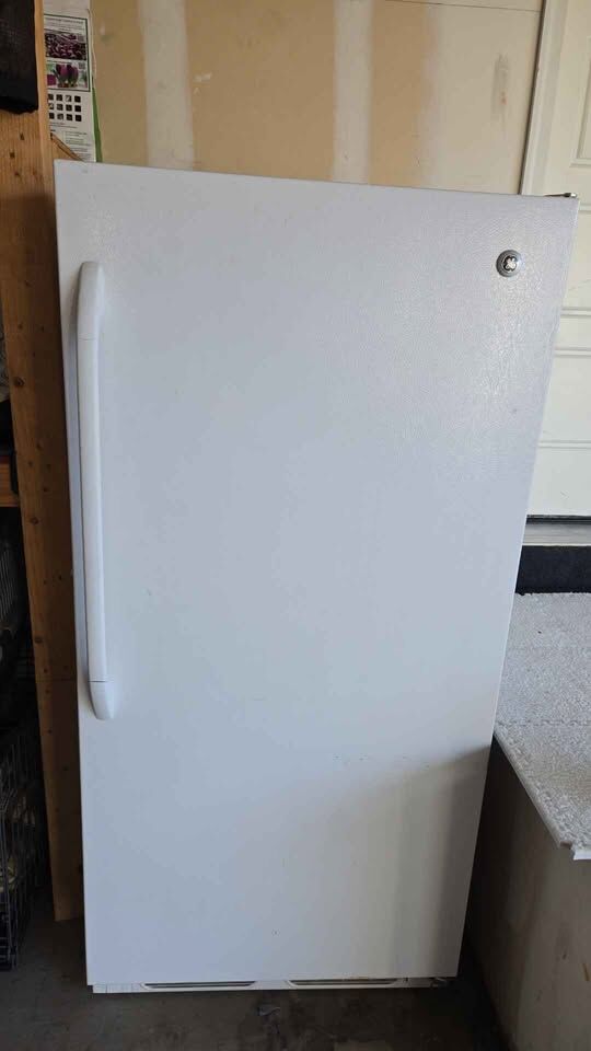 GE Upright Freezer – 14 cu. ft. – Model FUM14DTARWH – Great Condition