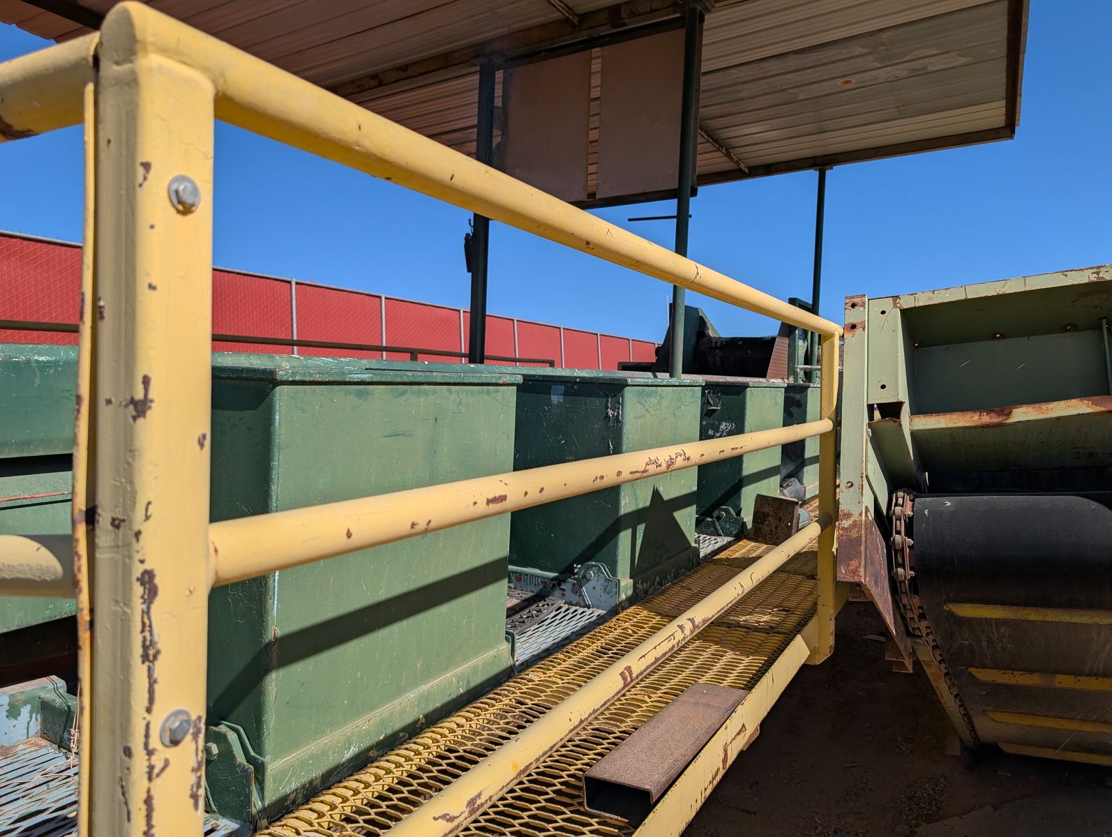 Recycling sort line 8 stalls