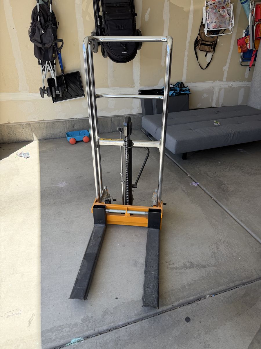 Manual lift stacker